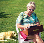 Using the Travelling-Desk&reg; in the yard with the dog